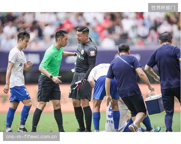 教练组加练角球防守,重点强调对第二落点的保护和快速反击的发起。 教练组加练角球防守,重点强调对第二落点的保护和快速反击的发起。